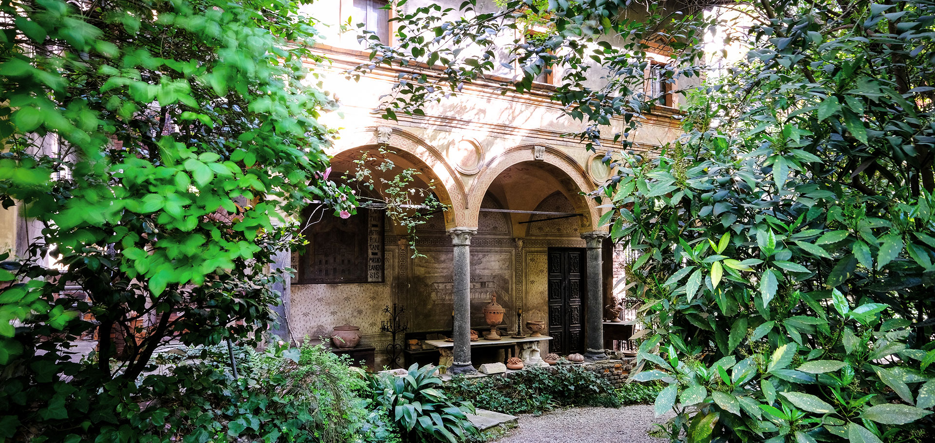 Biblioteca Famiglia Meneghina